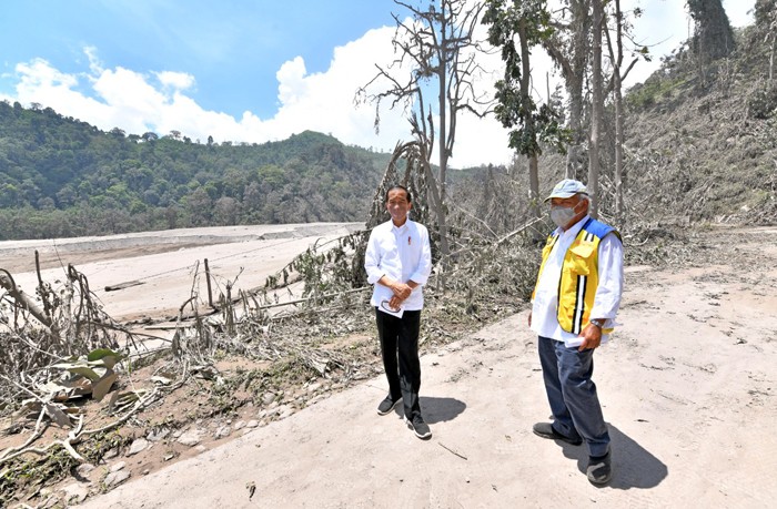 Presiden Jokowi didampingi Menteri PUPR Basuki Hadimuljono meninjau Jalan Penghubung Lumajang Malang yang tertimbun akibat erupsi Gunung Semeru.