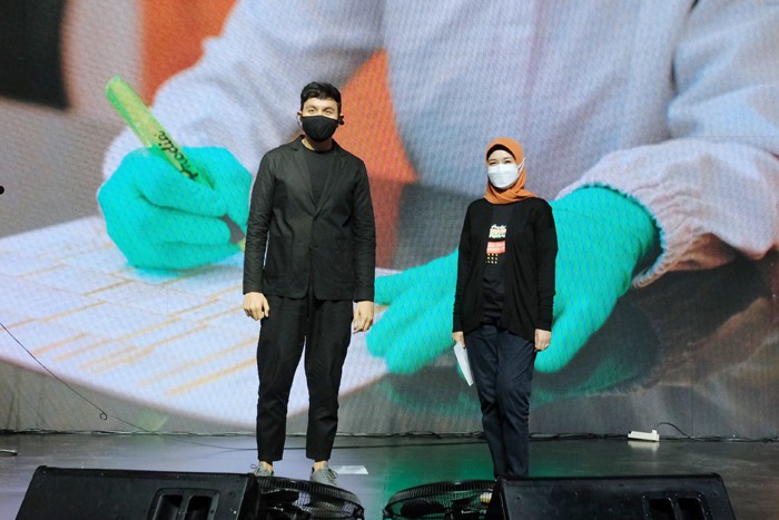 Business & Marketing Director PT Prodia Widyahusada Tbk Indriyanti Rafi Sukmawati (kanan) bersama penyanyi Tulus saat acara Prodia Healthy Fun Festival.