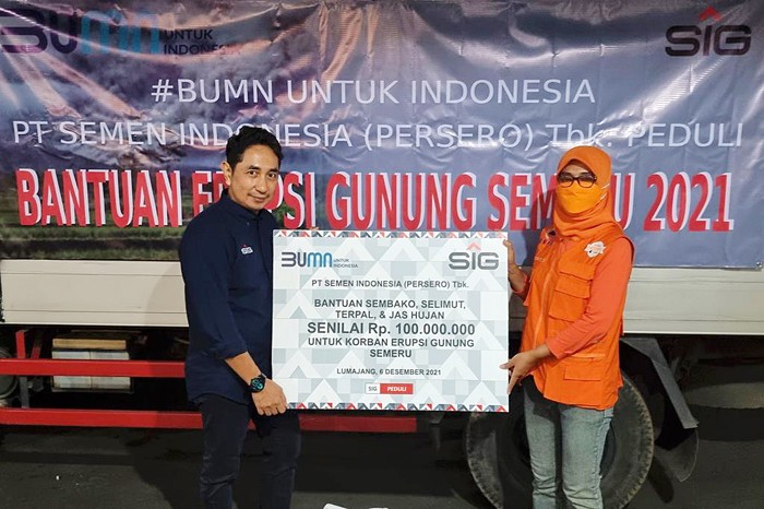 SIG melalui program SIG Peduli menyalurkan bantuan bahan makanan dan perlengkapan senilai Rp100 juta untuk korban bencana erupsi Gunung Semeru.