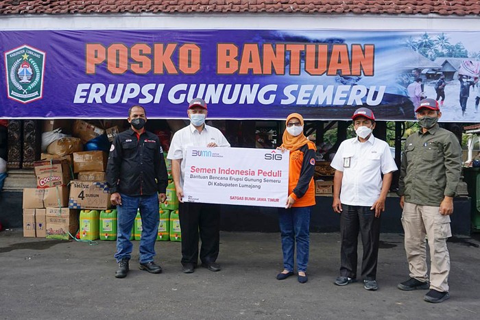 SIG melalui program SIG Peduli menyalurkan bantuan bahan makanan dan perlengkapan senilai Rp100 juta untuk korban bencana erupsi Gunung Semeru.