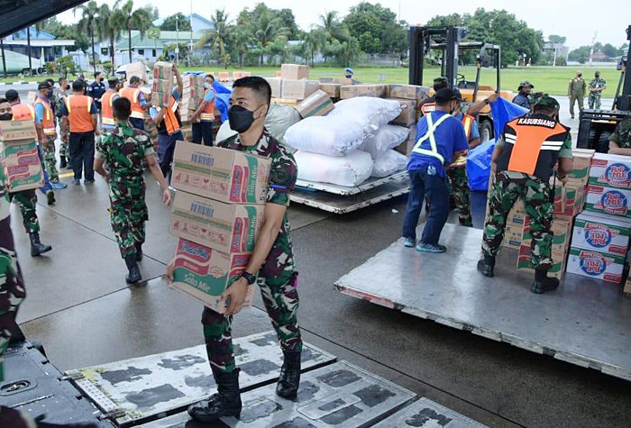 Hari ini TNI AU menerbangkan satu pesawat C-130  Hercules membawa 12 ton Bansos, berupa barang yang sifatnya mendesak dibutuhkan oleh masyarakat.