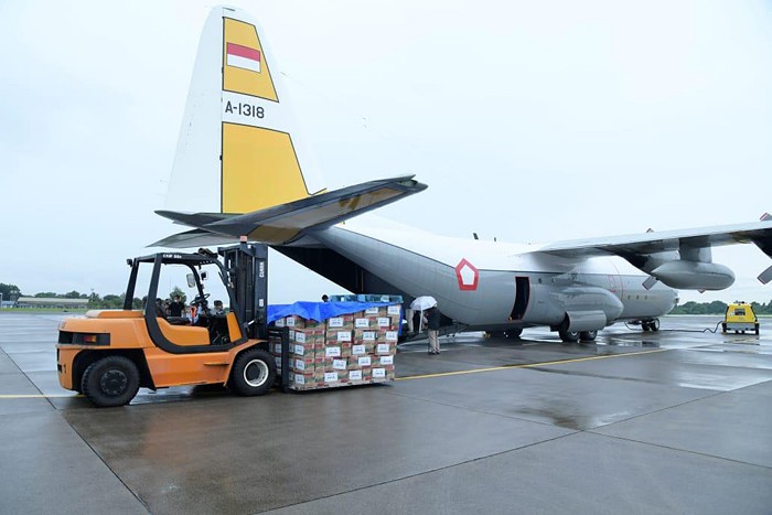 Hari ini TNI AU menerbangkan satu pesawat C-130  Hercules membawa 12 ton Bansos, berupa barang yang sifatnya mendesak dibutuhkan oleh masyarakat.
