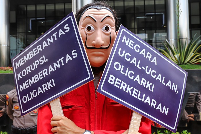 Sejumlah aktivis ICW dan Gerakan #BersihkanIndonesia yang mengenakan kostum Money Heist melakukan aksi teatrikal di depan Gedung Merah Putih KPK.