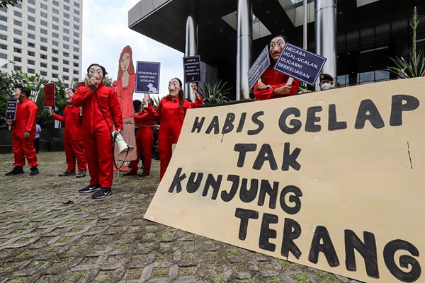 Sejumlah aktivis ICW dan Gerakan #BersihkanIndonesia yang mengenakan kostum Money Heist melakukan aksi teatrikal di depan Gedung Merah Putih KPK.