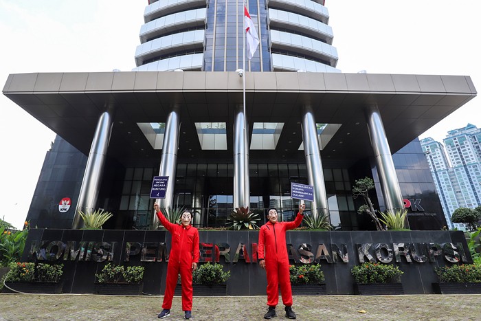 Sejumlah aktivis ICW dan Gerakan #BersihkanIndonesia yang mengenakan kostum Money Heist melakukan aksi teatrikal di depan Gedung Merah Putih KPK.