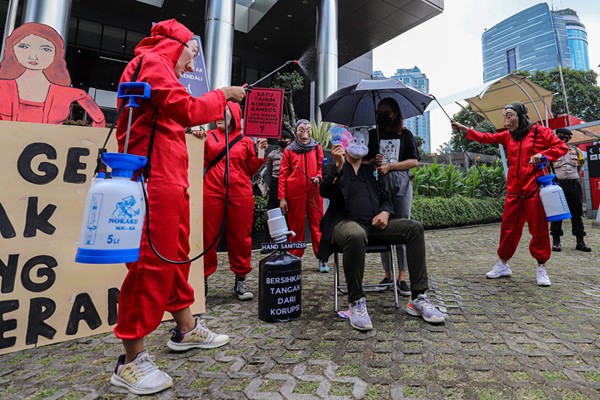 Sejumlah aktivis ICW dan Gerakan #BersihkanIndonesia yang mengenakan kostum Money Heist melakukan aksi teatrikal di depan Gedung Merah Putih KPK.