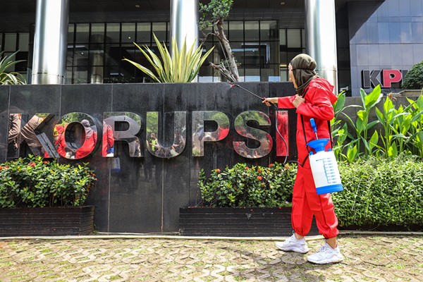 Sejumlah aktivis ICW dan Gerakan #BersihkanIndonesia yang mengenakan kostum Money Heist melakukan aksi teatrikal di depan Gedung Merah Putih KPK.