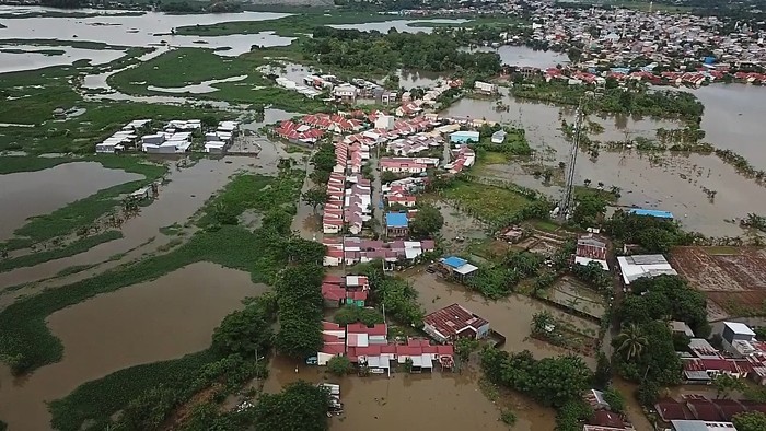 Foto udara luapan banjir di kawasan Perumnas Antang Blok 10, Kecamatan Manggala, Makassar, Sulawesi Selatan, Rabu (8/12/2021).
