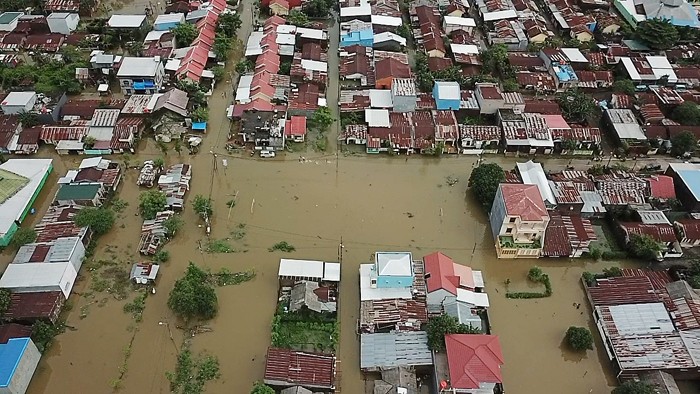 Foto udara luapan banjir di kawasan Perumnas Antang Blok 10, Kecamatan Manggala, Makassar, Sulawesi Selatan, Rabu (8/12/2021).