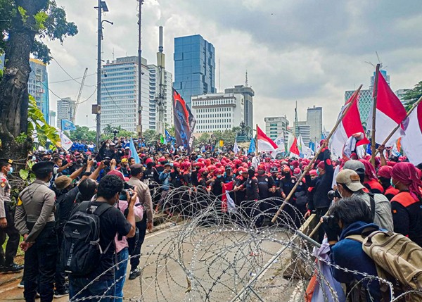 Gabungan federasi buruh menggelar aksi demo di Kawasan Patung Kuda, Gambir, Jakarta Pusat, Rabu (8/12/2021).