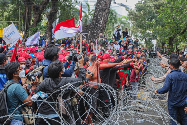 Gabungan federasi buruh menggelar aksi demo di Kawasan Patung Kuda, Gambir, Jakarta Pusat, Rabu (8/12/2021).