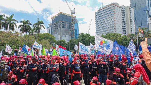 Gabungan federasi buruh menggelar aksi demo di Kawasan Patung Kuda, Gambir, Jakarta Pusat, Rabu (8/12/2021).