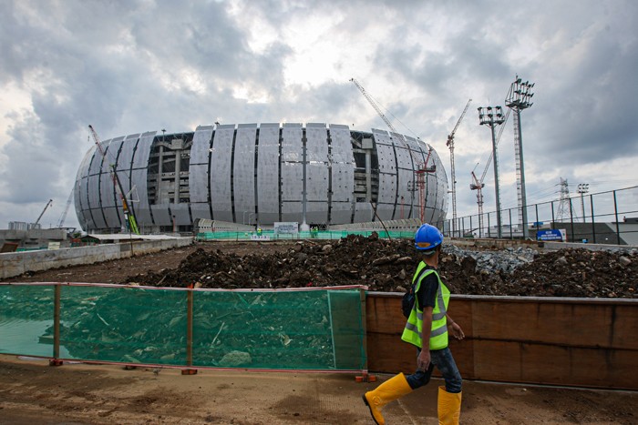 Pekerja menyelesaikan pembangunan Jakarta International Stadium (JIS) di Tanjung Priok, Jakarta Utara, Selasa (7/12/2021).