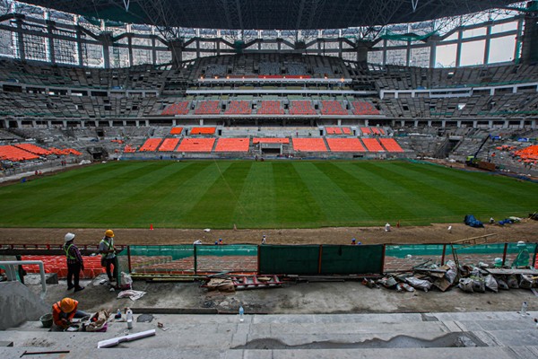 Pekerja menyelesaikan pembangunan Jakarta International Stadium (JIS) di Tanjung Priok, Jakarta Utara, Selasa (7/12/2021).