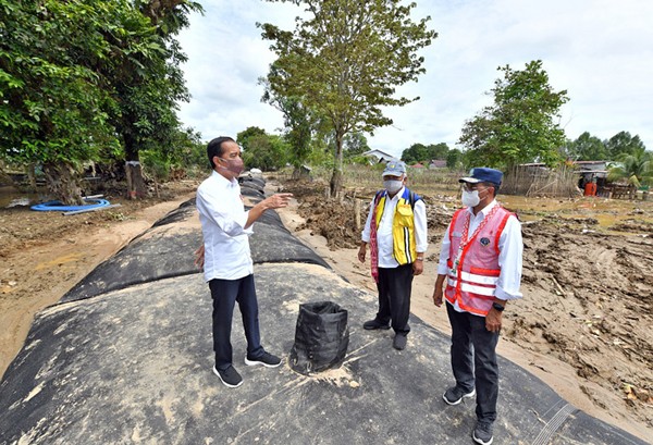 Presiden Jokowi meninjau geobag dan geotub penahan banjir di Kalurahan Ladang, Kabupaten Sintang, Kalimantan Barat, Rabu (8/12/2021).