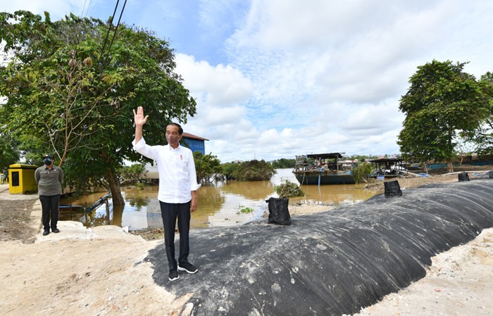 Presiden Jokowi meninjau geobag dan geotub penahan banjir di Kalurahan Ladang, Kabupaten Sintang, Kalimantan Barat, Rabu (8/12/2021).
