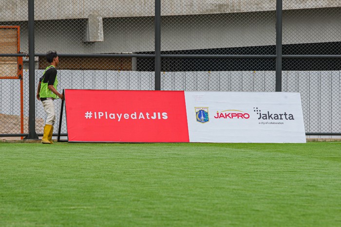 Petugas saat melakukan perawatan lapangan latihan Jakarta International Stadium (JIS) di Tanjung Priok, Jakarta Utara, Selasa (7/12/2021).