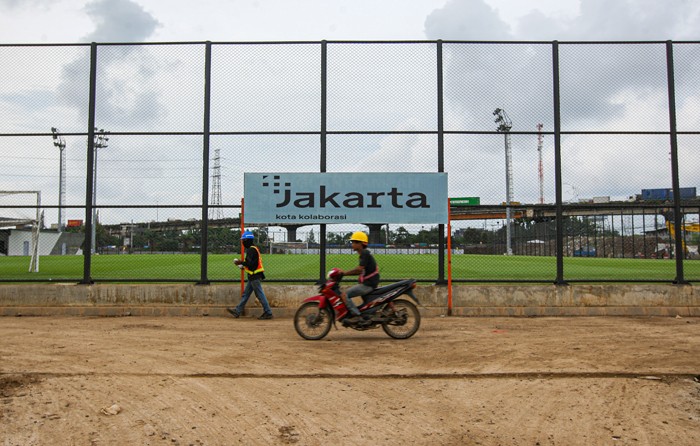 Petugas saat melakukan perawatan lapangan latihan Jakarta International Stadium (JIS) di Tanjung Priok, Jakarta Utara, Selasa (7/12/2021).