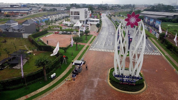 Suasana foto udara perumahan cluster Aster dan Canna di Perumahan Paramount Petals di Tangerang, Banten, Selasa (7/12/2021).