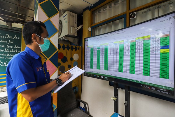 Petugas melakukan pemantauan debit aliran air di Pintu Air Manggarai, Menteng, Jakarta Pusat, Rabu (8/12/2021).