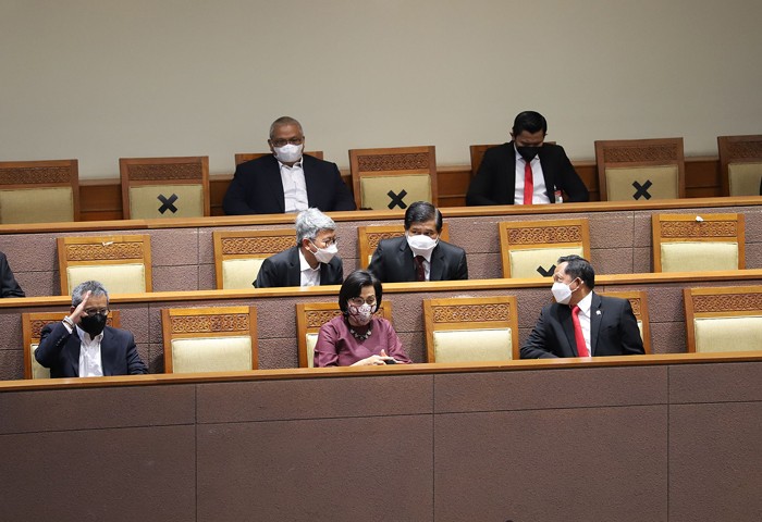 Menteri Keuangan Sri Mulyani memberikan keterangan pers usai menghadiri rapat paripurna DPR Ke-10 masa Persidangan II Tahun Sidang 2021-2022.