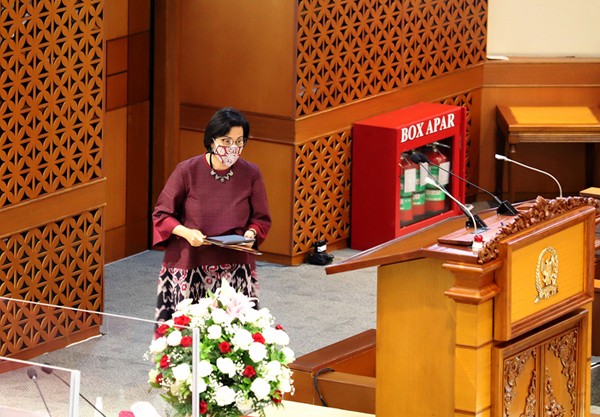 Menteri Keuangan Sri Mulyani memberikan keterangan pers usai menghadiri rapat paripurna DPR Ke-10 masa Persidangan II Tahun Sidang 2021-2022.