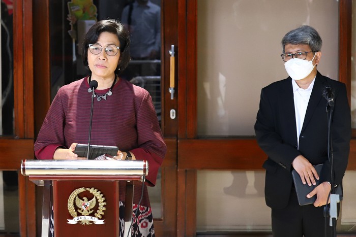Menteri Keuangan Sri Mulyani memberikan keterangan pers usai menghadiri rapat paripurna DPR Ke-10 masa Persidangan II Tahun Sidang 2021-2022.
