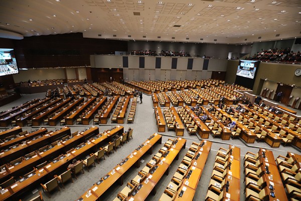 Menteri Keuangan Sri Mulyani memberikan keterangan pers usai menghadiri rapat paripurna DPR Ke-10 masa Persidangan II Tahun Sidang 2021-2022.