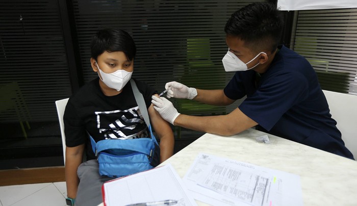 Sejumlah masyarakat umum dan karyawan MNC Group mengikuti vaksinasi Covid-19 di Sentra Vaksinasi MNC Peduli, Jakarta, Rabu (8/12/2021).