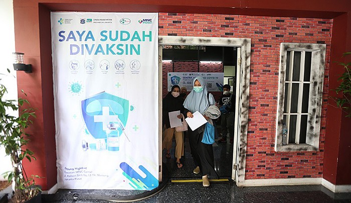 Sejumlah masyarakat umum dan karyawan MNC Group mengikuti vaksinasi Covid-19 di Sentra Vaksinasi MNC Peduli, Jakarta, Rabu (8/12/2021).