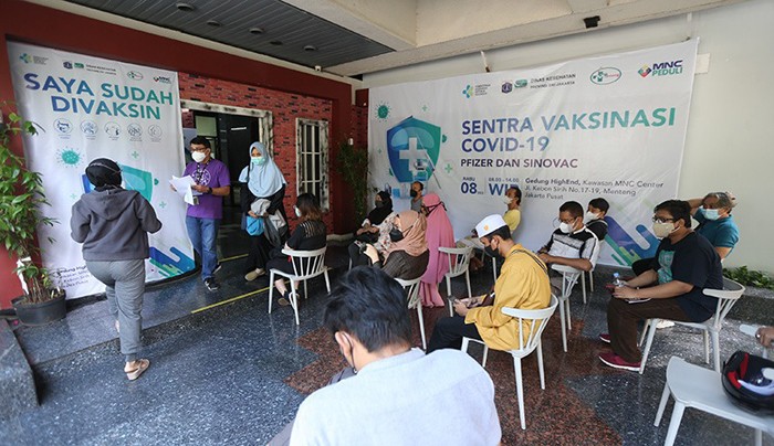 Sejumlah masyarakat umum dan karyawan MNC Group mengikuti vaksinasi Covid-19 di Sentra Vaksinasi MNC Peduli, Jakarta, Rabu (8/12/2021).