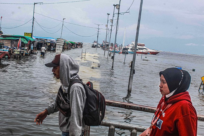 Suasana kawasan yang terdampak fenomena banjir rob di Dermaga Kali Adem, Penjaringan, Jakarta Utara, Kamis (9/12/2021).