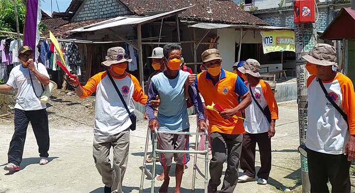 Pada rangkaian kegiatan geladi dan simulasi tersebut, dilakukan pemasangan dan uji coba alat Early Warning Sistem (EWS) di dua lokasi.