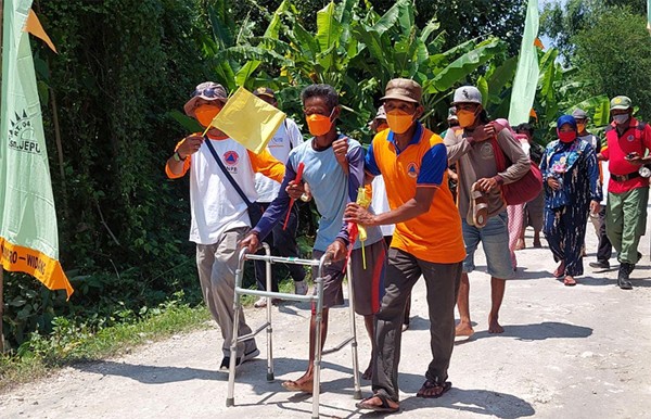 Pada rangkaian kegiatan geladi dan simulasi tersebut, dilakukan pemasangan dan uji coba alat Early Warning Sistem (EWS) di dua lokasi.