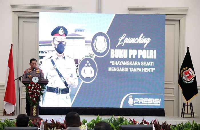 Kapolri Jenderal Listyo Sigit Prabowo menghadiri launching buku Persatuan Purnawirawan Polri yang berjudul Bhayangkari Sejati Mengabdi Tanpa Henti.