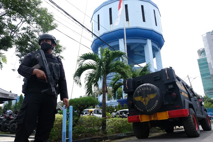 Petugas Kejaksaan Tinggi (Kejati) Sulsel membawa kontainer berisi dokumen dan arsip di Kantor Perusahaan Air Minum Daerah (PDAM) Makassar, Kamis (9/12/2021).