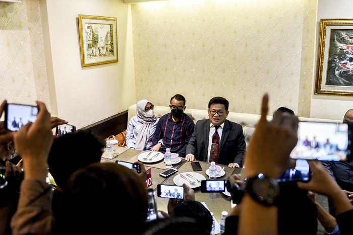Penasehat hukum dan tim membantah tuduhan pelapor dan akan melakukan tuntutan balik kepada pihak pihak yang menuduh.