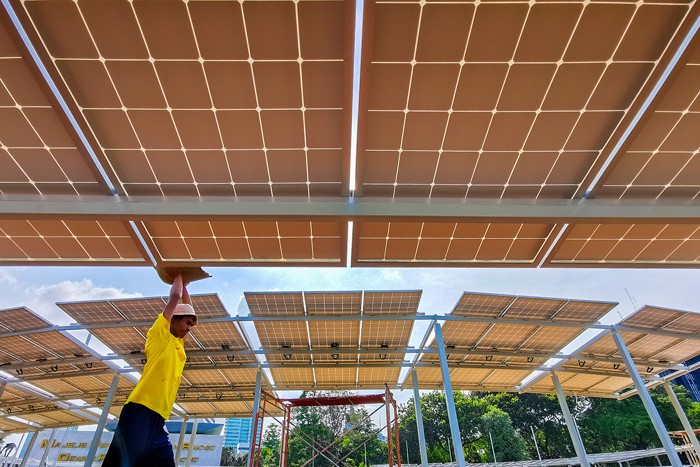 Pekerja saat menyelesaikan pembuatan panel surya untuk memenuhi kebutuhan listrik di Kompleks Parlemen, Senayan, Jakarta Pusat, Jumat (10/12/2021).