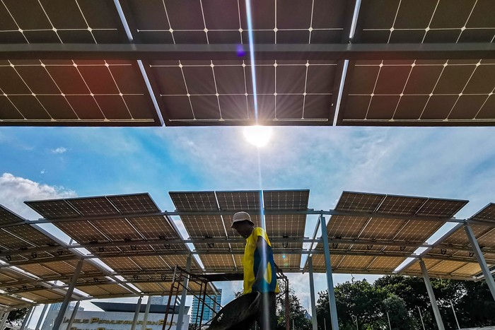 Pekerja saat menyelesaikan pembuatan panel surya untuk memenuhi kebutuhan listrik di Kompleks Parlemen, Senayan, Jakarta Pusat, Jumat (10/12/2021).