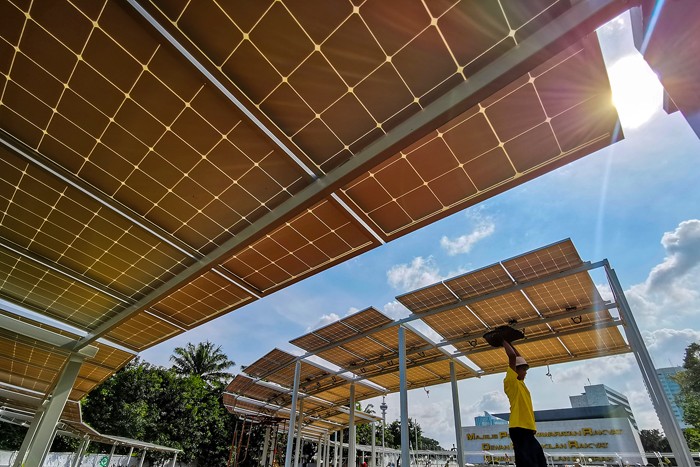 Pekerja saat menyelesaikan pembuatan panel surya untuk memenuhi kebutuhan listrik di Kompleks Parlemen, Senayan, Jakarta Pusat, Jumat (10/12/2021).