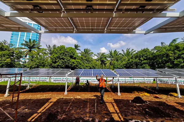 Pekerja saat menyelesaikan pembuatan panel surya untuk memenuhi kebutuhan listrik di Kompleks Parlemen, Senayan, Jakarta Pusat, Jumat (10/12/2021).