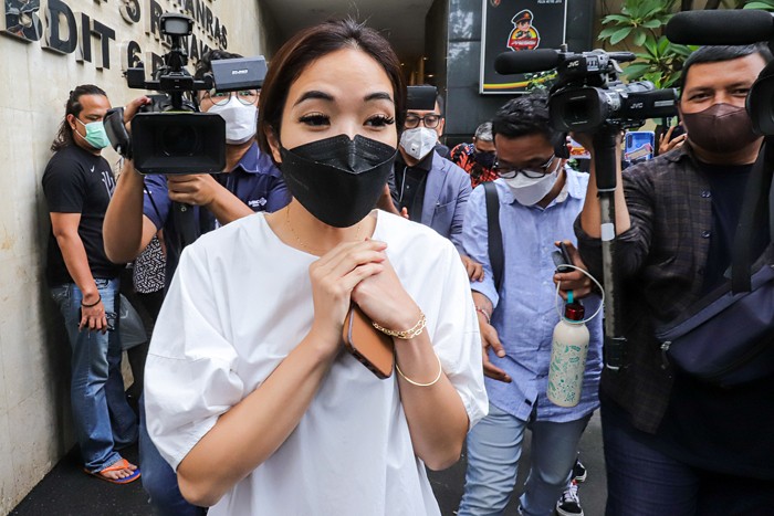 Aktris Gisella Anastasia usai menjalani pemeriksaan di Gedung Ditreskrimum Polda Metro Jaya, Jumat (10/12/2021).
