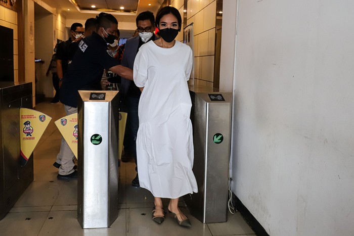Aktris Gisella Anastasia usai menjalani pemeriksaan di Gedung Ditreskrimum Polda Metro Jaya, Jumat (10/12/2021).