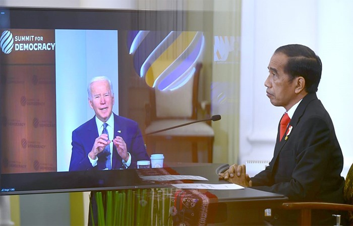 Presiden Joko Widodo menyampaikan komitmen Indonesia untuk terus memajukan demokrasi dan hak asasi manusia (HAM), baik pada level kawasan maupun global.