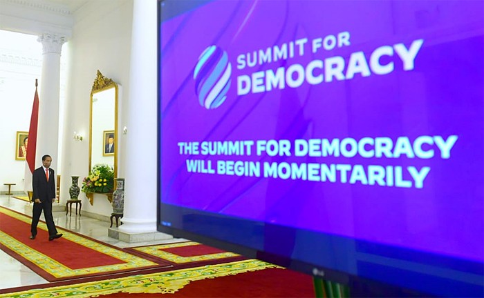 Presiden Joko Widodo menyampaikan komitmen Indonesia untuk terus memajukan demokrasi dan hak asasi manusia (HAM), baik pada level kawasan maupun global.