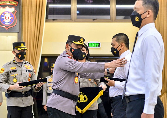 Kapolri Jenderal Listyo Sigit Prabowo resmi melantik 44 orang eks pegawai Komisi Pemberantasan Korupsi sebagai Aparatur Sipil Negara di institusi Polri.