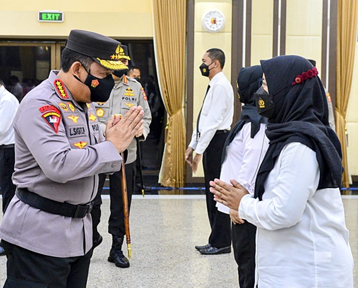 Kapolri Jenderal Listyo Sigit Prabowo resmi melantik 44 orang eks pegawai Komisi Pemberantasan Korupsi sebagai Aparatur Sipil Negara di institusi Polri.