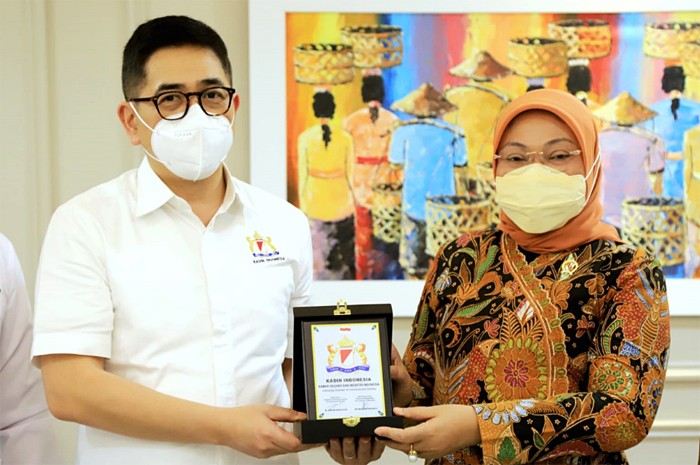 Menteri Ketenagakerjaan Ida Fauziyah, meminta Kamar Dagang dan Industri Indonesia agar para anggotanya menerapkan regulasi dan kebijakan ketenagakerjaan.