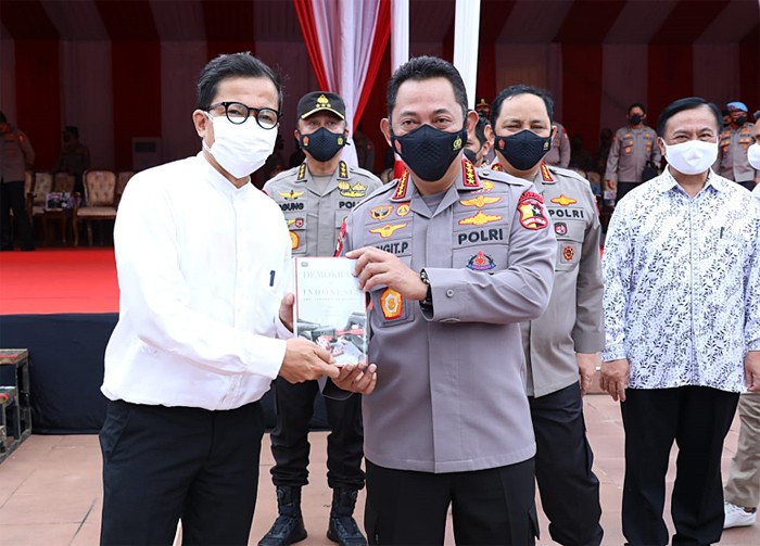 Kapolri Jenderal Listyo Sigit Prabowo membuka lomba orasi unjuk rasa di Tugu Proklamasi, Jakarta Pusat, Jumat (10/12/2021).