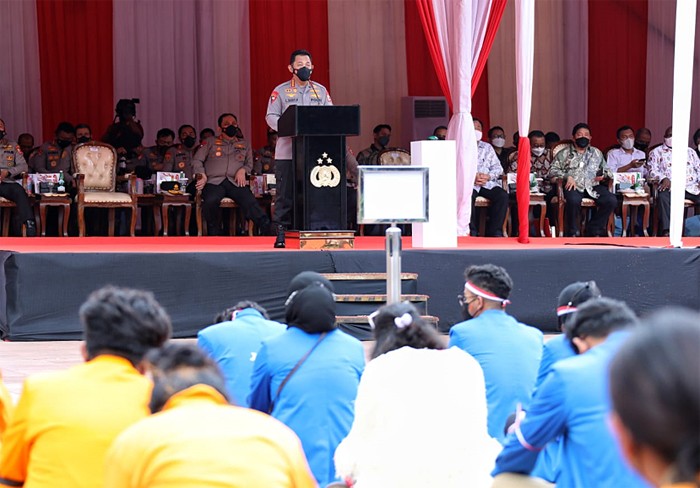 Kapolri Jenderal Listyo Sigit Prabowo membuka lomba orasi unjuk rasa di Tugu Proklamasi, Jakarta Pusat, Jumat (10/12/2021).